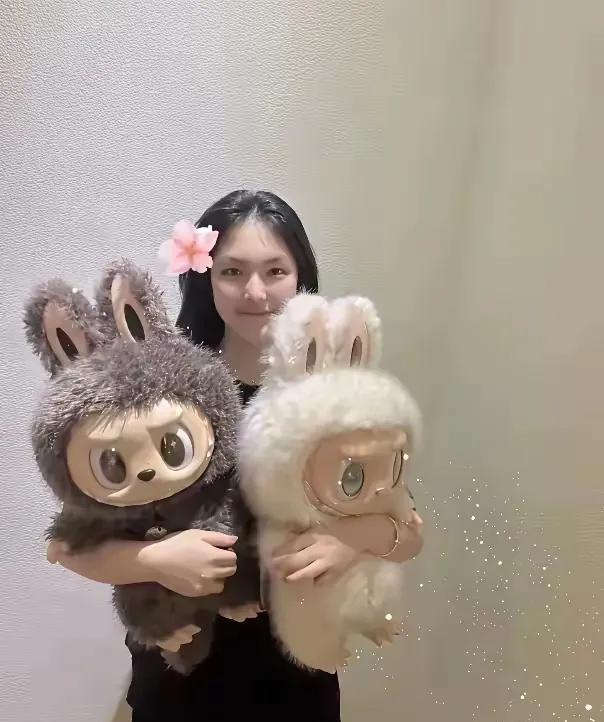 我有一位朋友，从 20201年，就玩泡泡玛特了。
他说玩泡泡玛特就像玩原神抽卡。