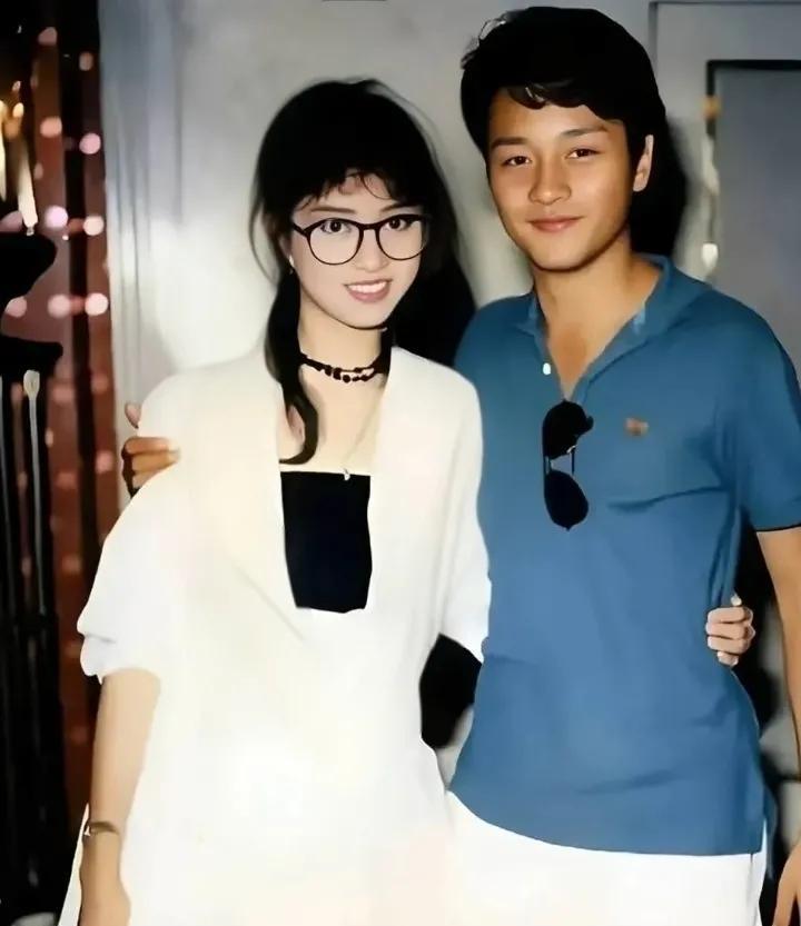 家人们，挖到宝了
你看那时候哥哥，还是个大男孩，青春朝气，蓝上衣配白裤子，随意又