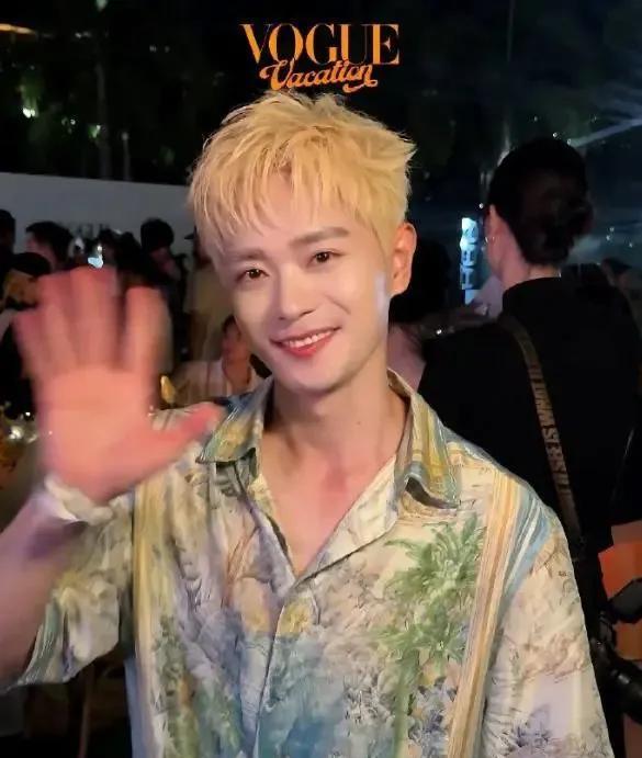 三亚Vogue之夜，被曹俊深深吸引
易梦玲的走红得益于其独特的纯欲审美风格，还有