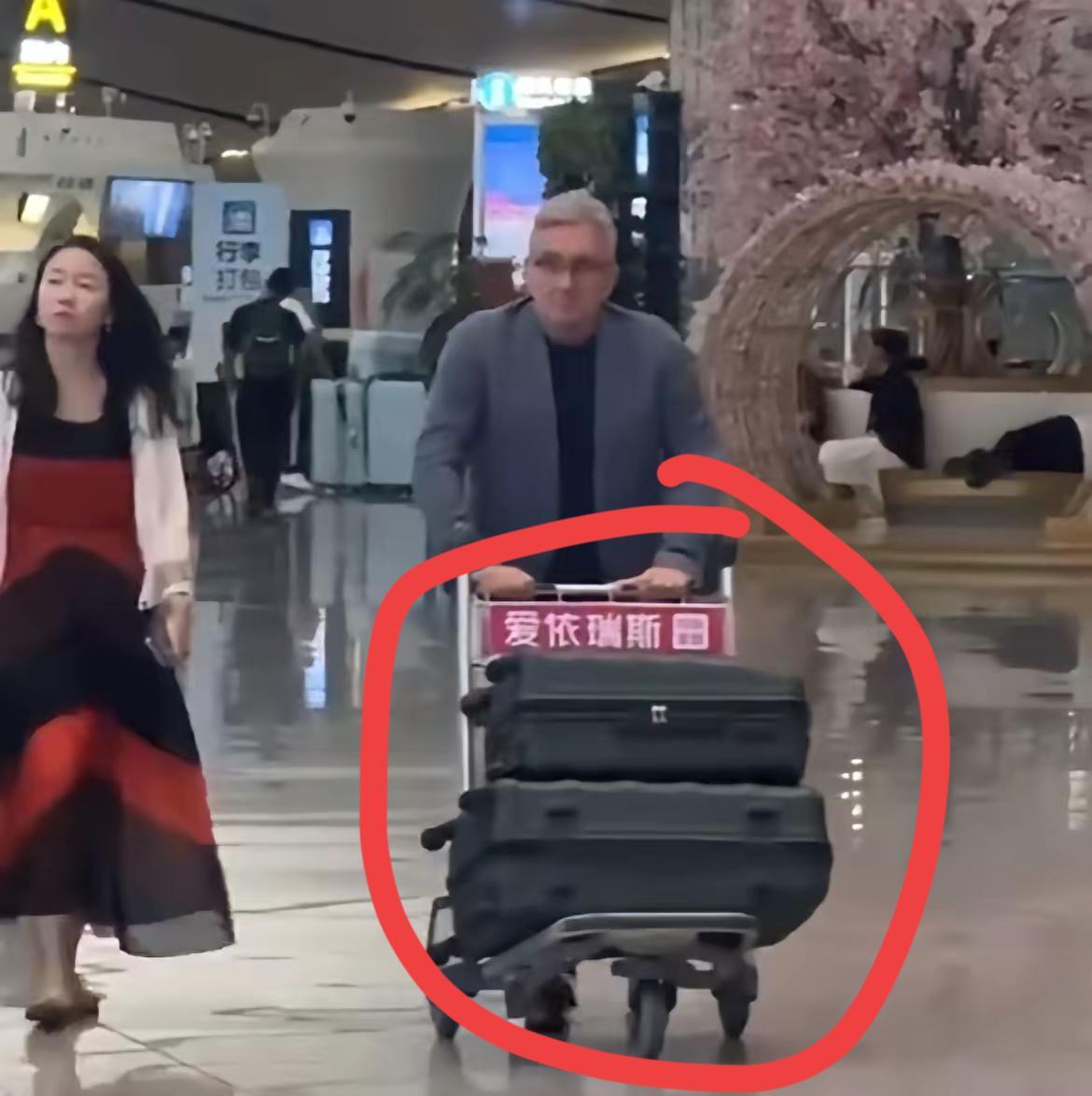 伊万正式离开中国，
他于北京时间凌晨1点乘飞机前往卡塔尔。
现场显得非常凄凉，一