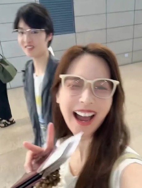 马景涛儿子韩国理发，被店员夸长的太帅，留下帮忙拍视频宣传，还他妈依然这么年轻漂亮