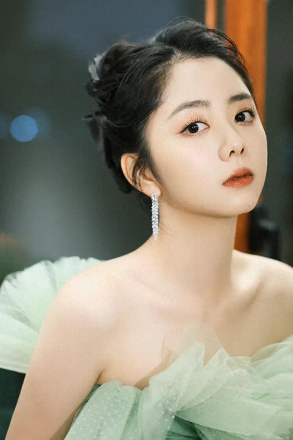 女星谭松韵时尚写真：朱唇皓齿、语笑嫣然
