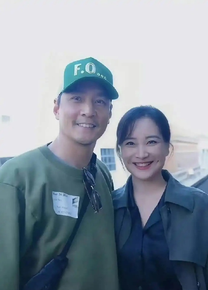 一张是吴彦祖发的，一张是贾玲发的 ​​​