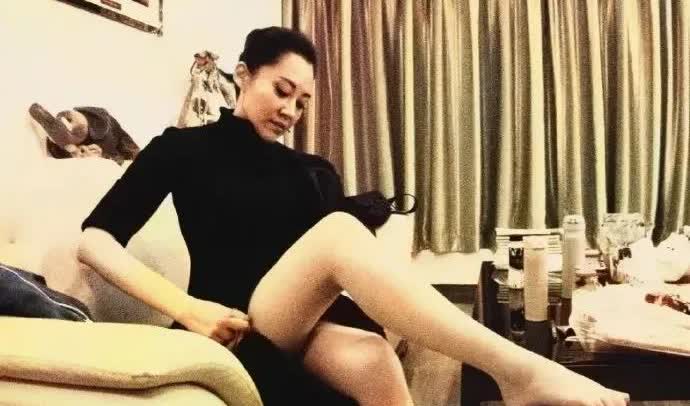 55岁许晴的“少女腿”，太绝了！
 
55岁的许晴，竟还拥有白嫩纤细的“少女