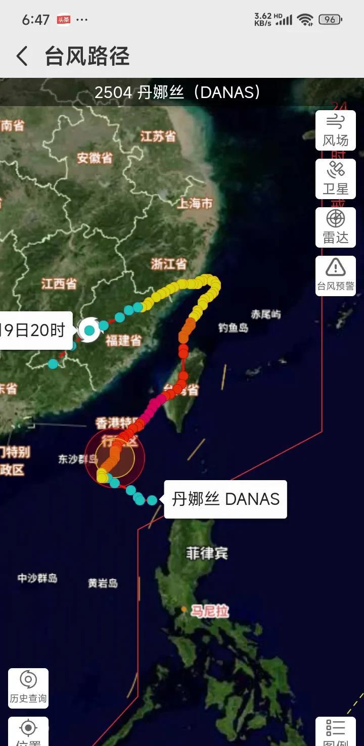 台风“丹娜丝”形成原因。主要是太平洋热空气膨胀，与大陆气团相碰形成。2025年7