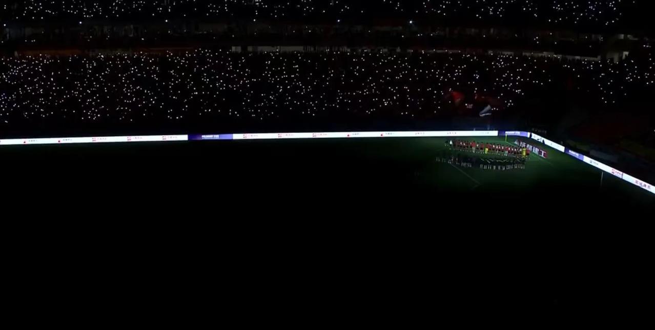 国内最漂亮的专业足球之一。
国内第一魔鬼主场（五粮液文化体育中心专业足球场），场