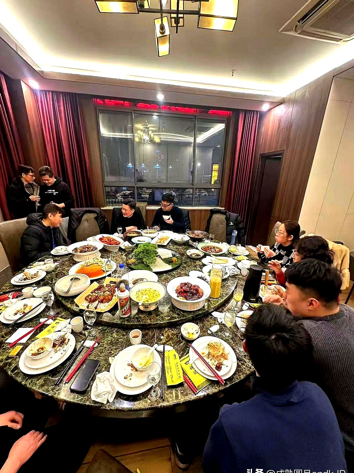 饭局上遇到个“高端人士”，故事那叫一个精彩。上来就嚷嚷茅台不够，把车钥匙一甩，结