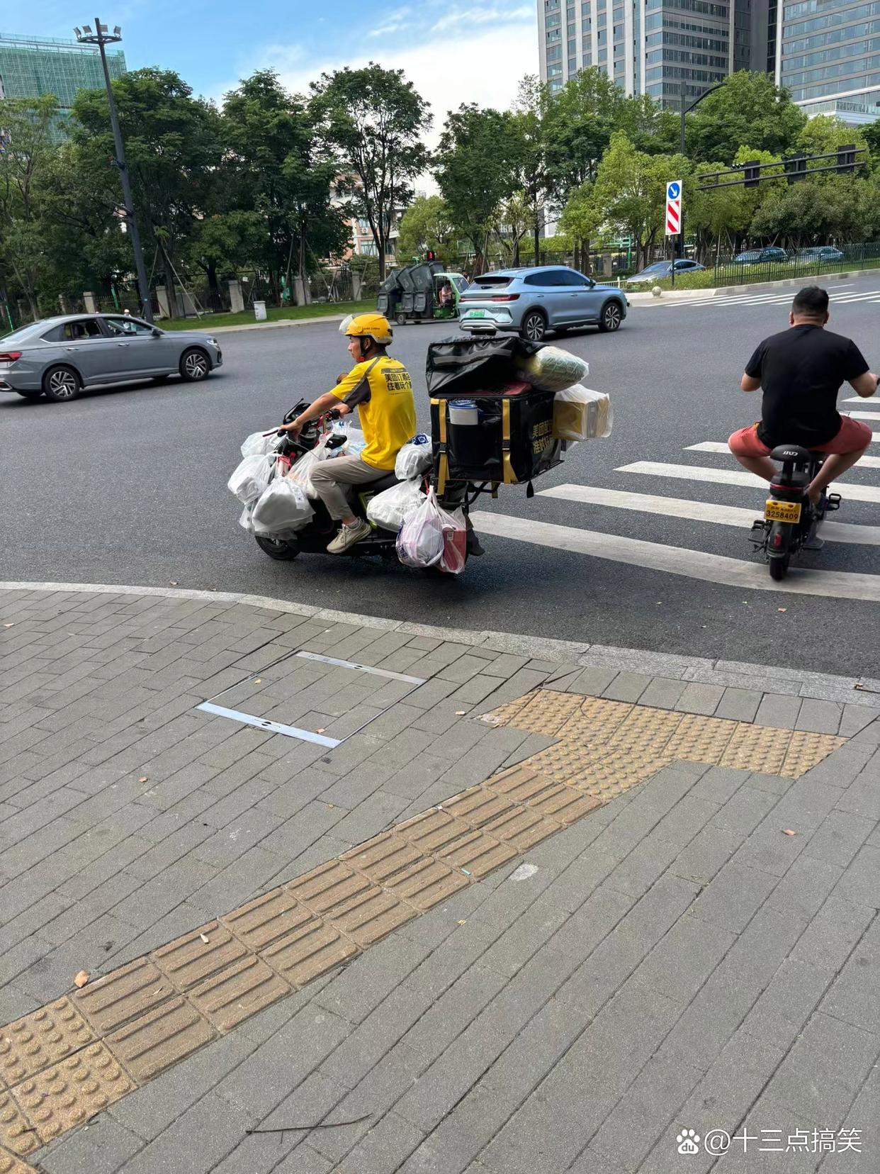 这是我见过最猛的外卖小哥，奥德彪来了都摇头