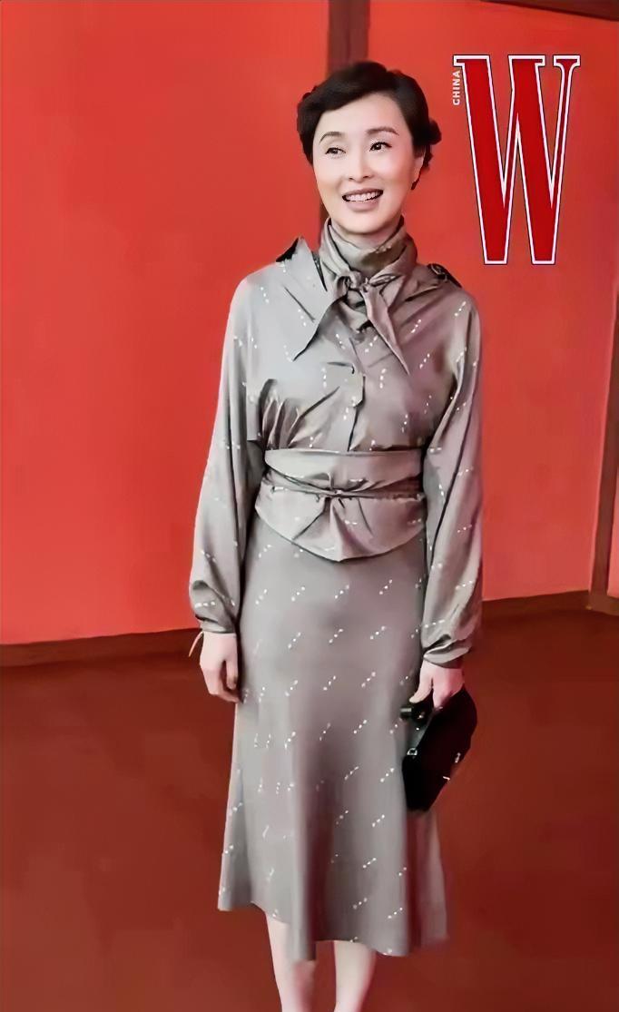 吴越，168cm，这身裙子太好看了，特别是脖子围的围巾，你们看看是不是呢？