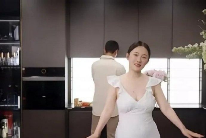 霍思燕是内娱最真实的女明星吧中年身材发福的霍思燕，大方展示麒麟臂、小肚子，要知道