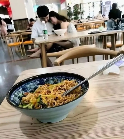 公共场合脱鞋，太影响别人吃饭了