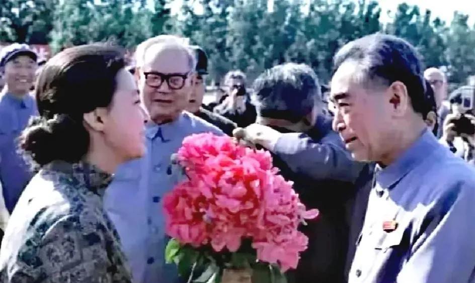 1970年3月，周总理在叶帅的陪同下接见外宾，亲切交谈，笑容满面，举止温柔，合影
