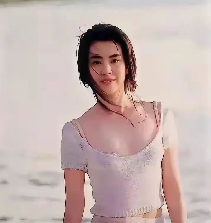这是一张王祖贤年轻时在海边的照片，拍摄于上世纪九十年代。她的美丽仿佛凝固了时间，