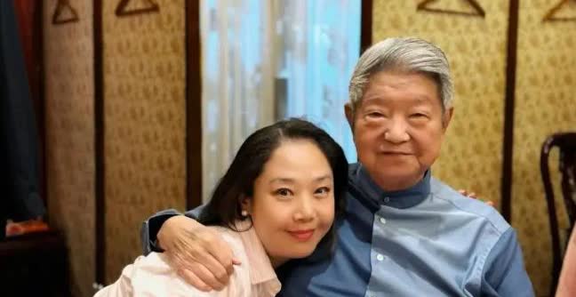 自从蔡澜去世之后，娱乐圈的瓜可以说是接连不断。
最近好多人都在讨论蔡澜，说他无