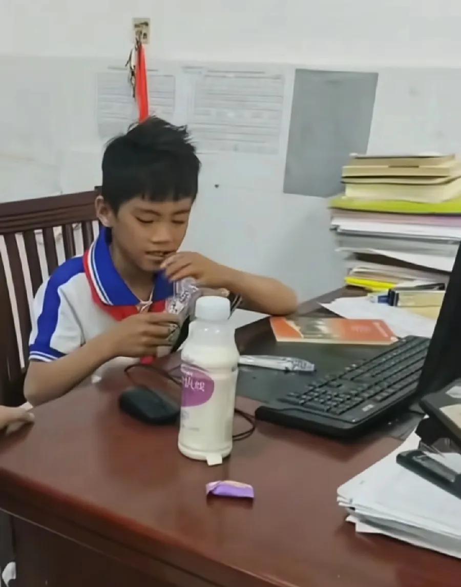 赤岭阿亮哥，周一上学了，这又跑到老师办公室去了？坐老师桌椅上，有吃有喝，糖果、营