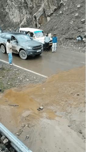 大傻！什么小车能通过这种条件的路？全是泥石……