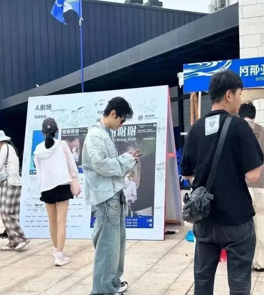 47岁黄晓明阿那亚被偶遇，这裤子也是微拖地40％，不过这一身穿搭够我忙活大半年的