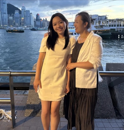 谢浩男大妹带着妈妈一起出发香港
游玩迪士尼
看着许建华的笑脸，真的要感谢网友们当
