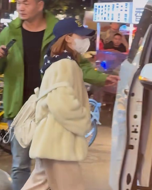 赵露思吃火锅了，背着书包出来像小学生。大家都在放秋假了，赵露思也穿着毛茸茸的衣服