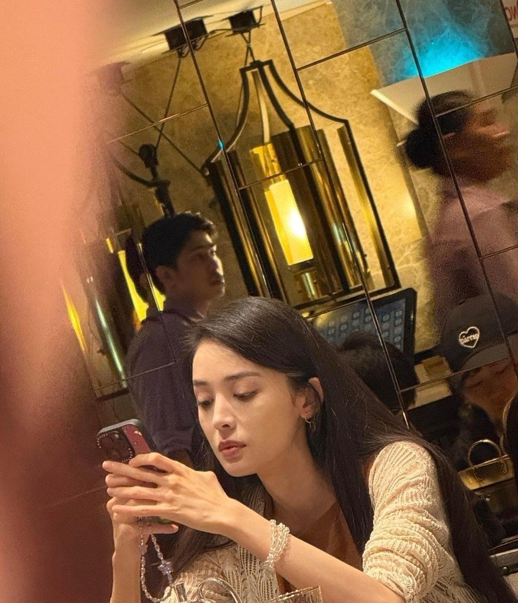 哇塞！娜扎吃饭被拍到没化妆的样子，这真的是她素颜状态吗…… 