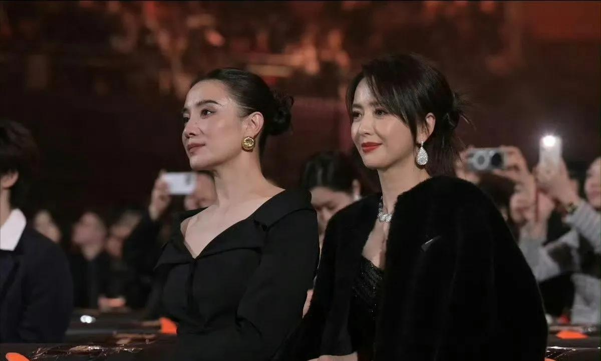 宋佳×佟丽娅同框：一场氛围感拉满的“姬圈天菜”盛宴
镜头里，宋佳身着一袭黑色廓形