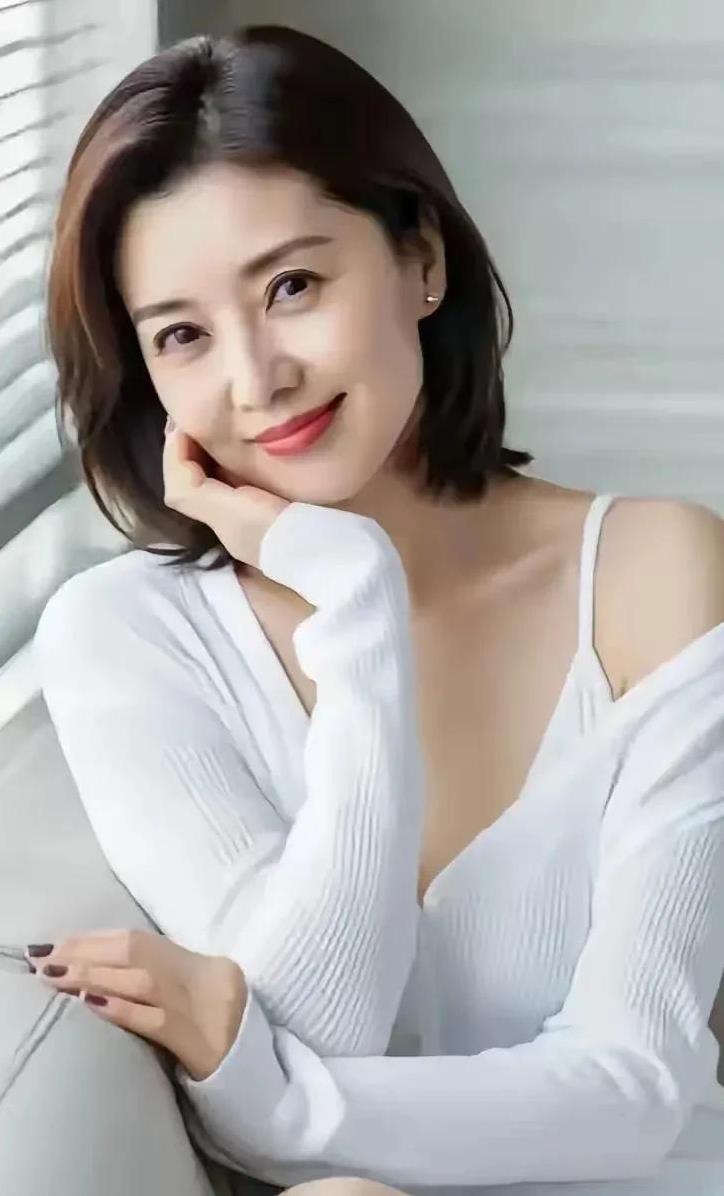是不是老了
生活感觉好没意义
天天上班、吃饭、睡觉
毫无波澜
生活没有色彩
想找