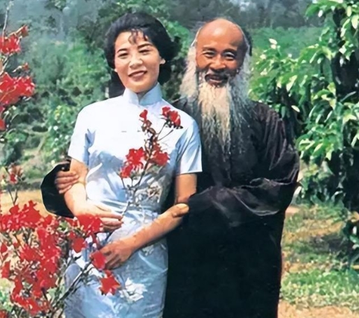 当时，44岁的张大千收了一个16岁的女徒弟学画。没多久，女徒弟说“师傅，我怀孕了
