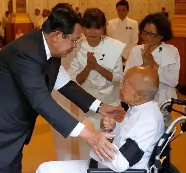 西哈努克的儿子那拉烈亲王曾经与洪森争权，他是家族的希望，两人曾经都是柬埔寨首相，