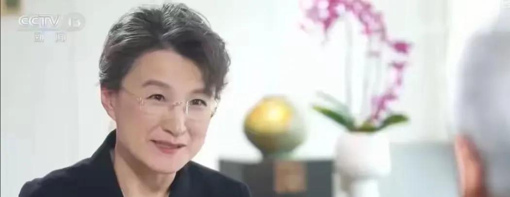 央视这次又涨粉了，我们当家主持花旦董倩，全程45分钟与黄仁勋英语对话节目。
从一