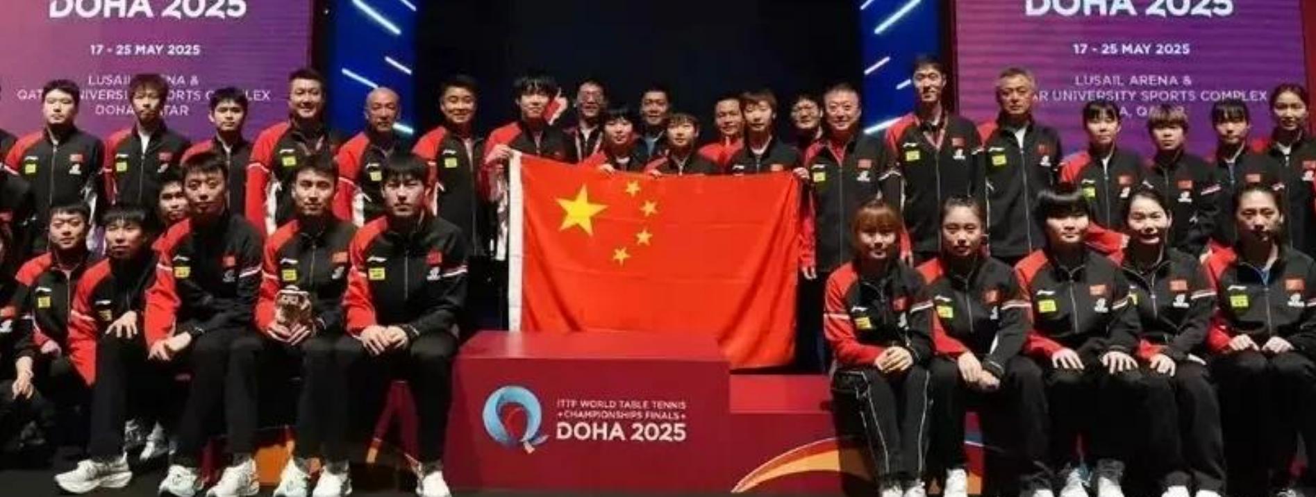邱贻可笨蛋，来晚了合影找不到位置。



合影开始前，邱贻可姗姗来迟，急匆匆地寻