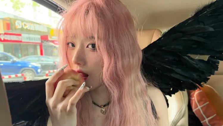 卢昱晓粉发魔女降临！理发店连夜调色：姐再染下去我们要破产了！