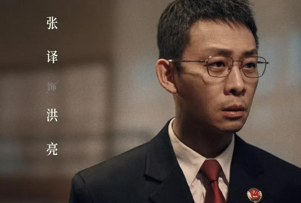网友又开始为张译抱不平了，觉得他太亏了，找了个比自己大6岁，还带个孩子的老婆。