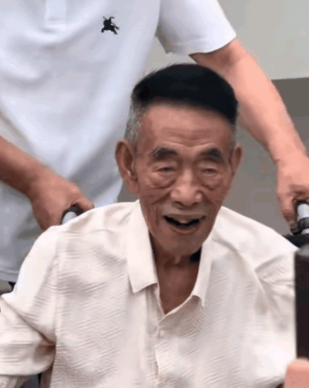 冯巩没参加杨少华葬礼，原因深度分析。

一、杨家没报丧。这次杨少华先生去世，杨家