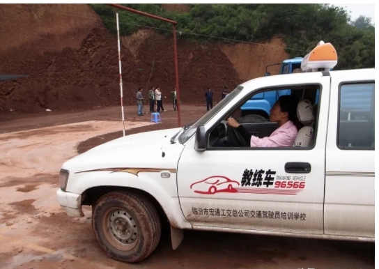 科目二你考了几次才过 #我考了两次呢，在此提醒大家可千万别紧张。我第一次在学校练