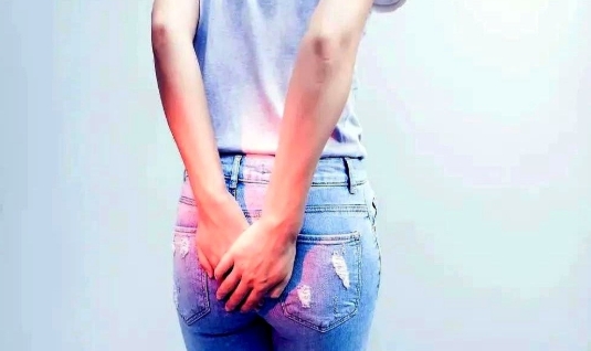 我跟女朋友交往半年后就同居了，同居后我发现女友有一个怪癖，就是每次上完厕所后，都