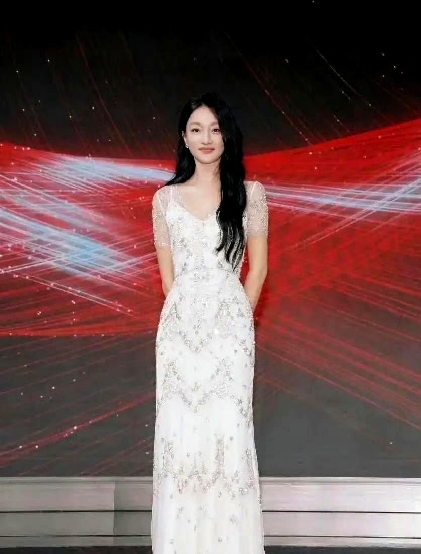 51岁周迅把皱纹亮出来，全网却喊仙女，这事戳中了谁
她把头发放下来，裙子用200