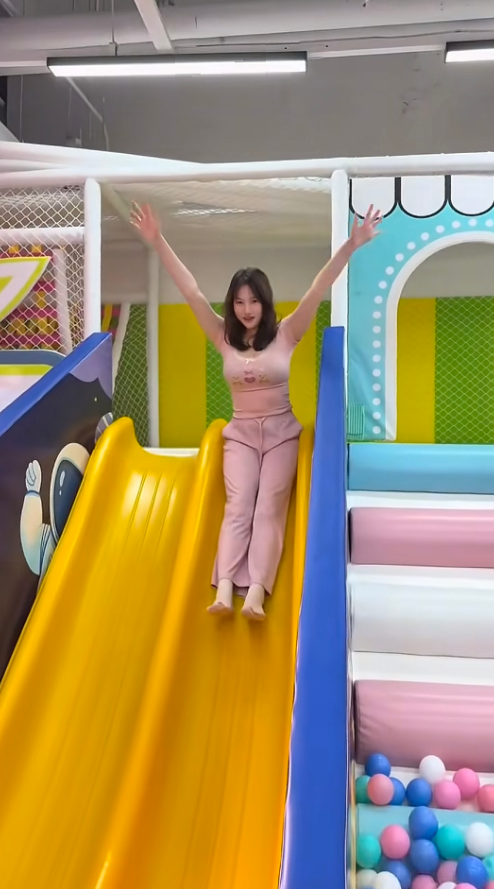 和孩子似的，喜欢上滑滑梯了！