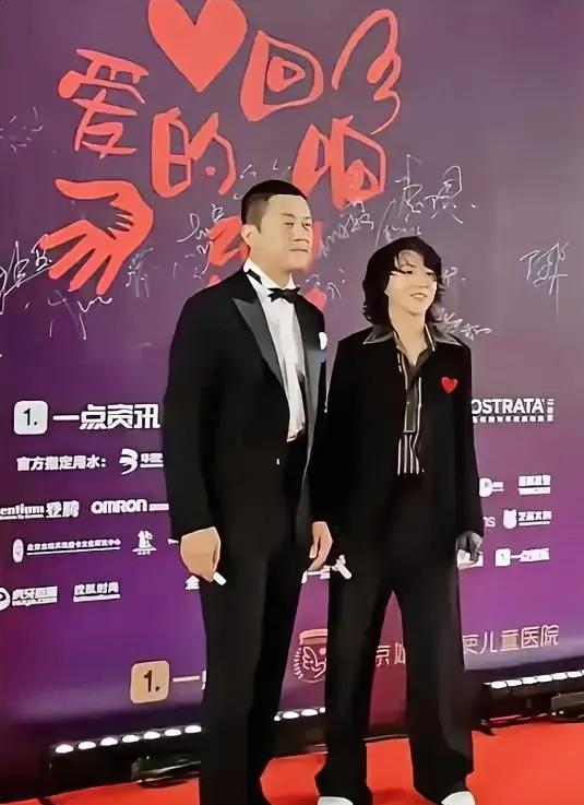 大家说，现在，窦靖童管李亚鹏叫什么？我猜，应该还是叫爸爸。这画面足以证明她跟李爸