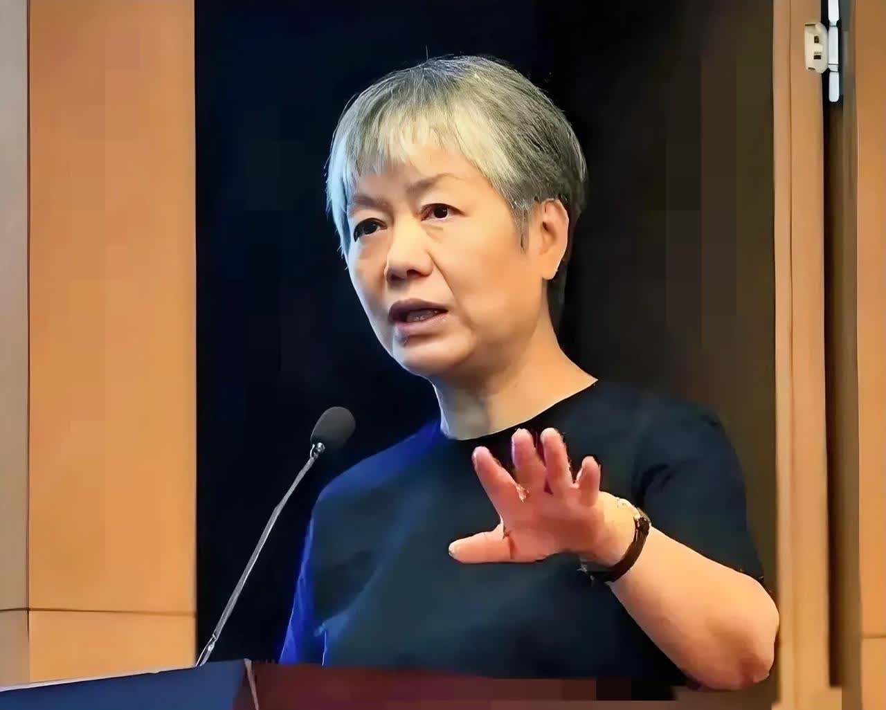 “不够判刑，那就高额罚款！”人大李玫瑾教授去年建议，凡是扶了老人被要求天价赔偿的