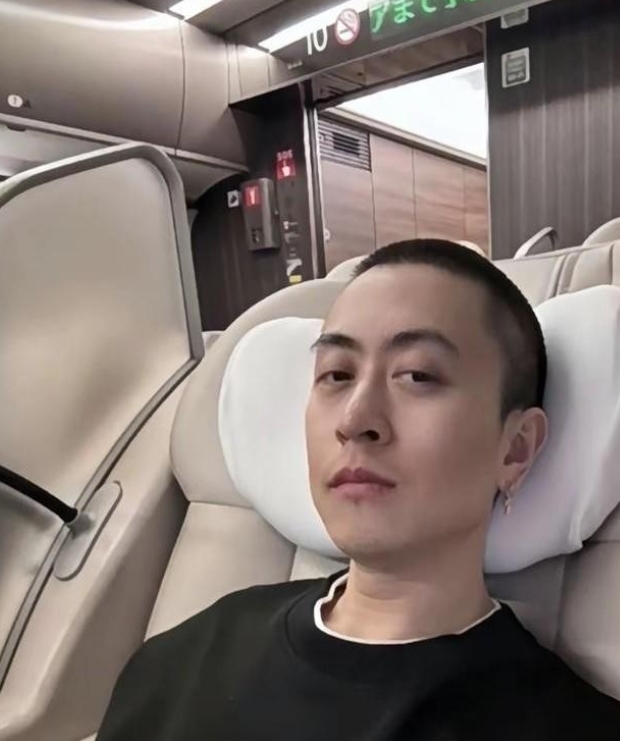 沪上知名富豪秦奋被网友目击在日本新干线车厢内！

这位惯常以豪车队出行的顶级富二