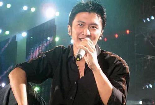谢霆锋演唱会门票惊现17万天价
2025年谢霆锋香港演唱会一票难求，原价千余元的