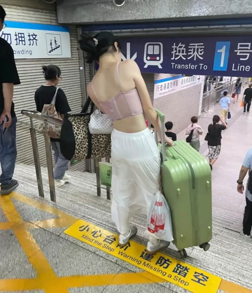 这里地铁是哪个城市啊？ 开放到这程度了！
后面拍照的小哥哥也不地道！ 人家都穿衣