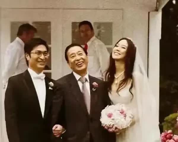 李兆基去世最伤心的人应该是儿媳徐子淇吧！
李兆基五十几岁就和妻子刘慧娟协议离婚