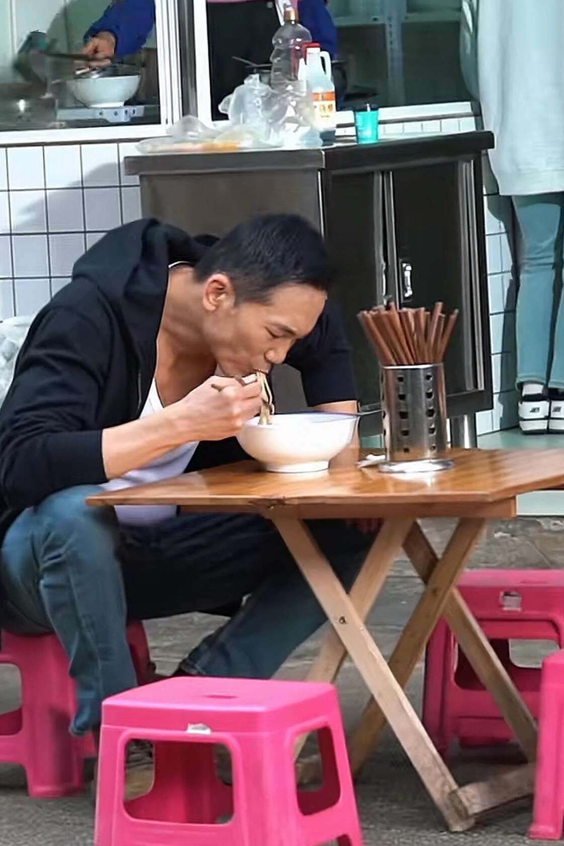 说句台词，证明你看过他的电影。