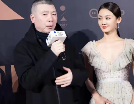 2017年，冯小刚开拍《芳华》，背着演员苗苗开了一次组会，特意强调：“你们每个人