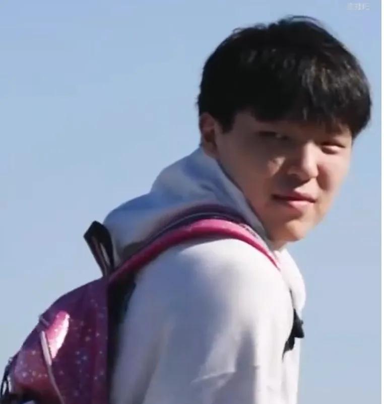 首秀10月9日开启，杨瀚森背上专属粉色小书包登机出发，开拓者官方首页晒杨瀚森照片