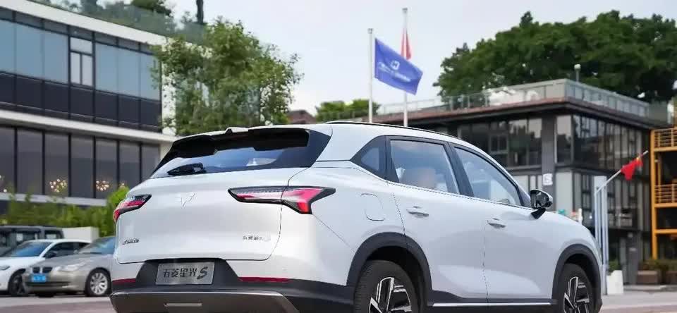 上汽通用五菱的口号是“人民需要什么，就造什么”。上汽通用五菱是第一个累计产销量突