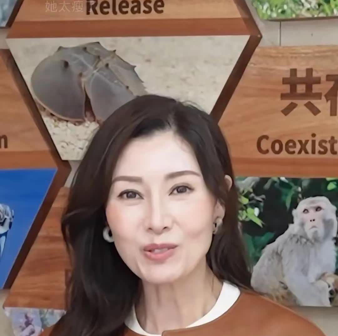 记得当时港媒对李嘉欣美貌评价是这四个字：
“持靓行凶”
如今年过50岁的李嘉