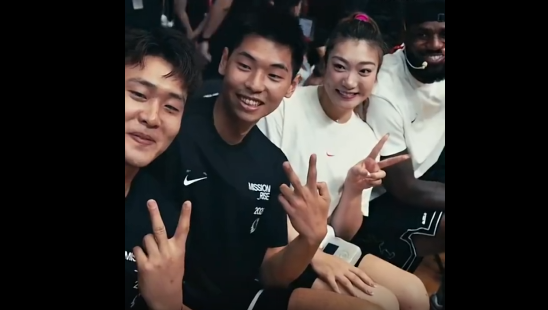 熟人把崔永熙介绍给詹姆斯，称：崔去年获得NBA双向合同，但在夏季联赛遭遇十字韧带
