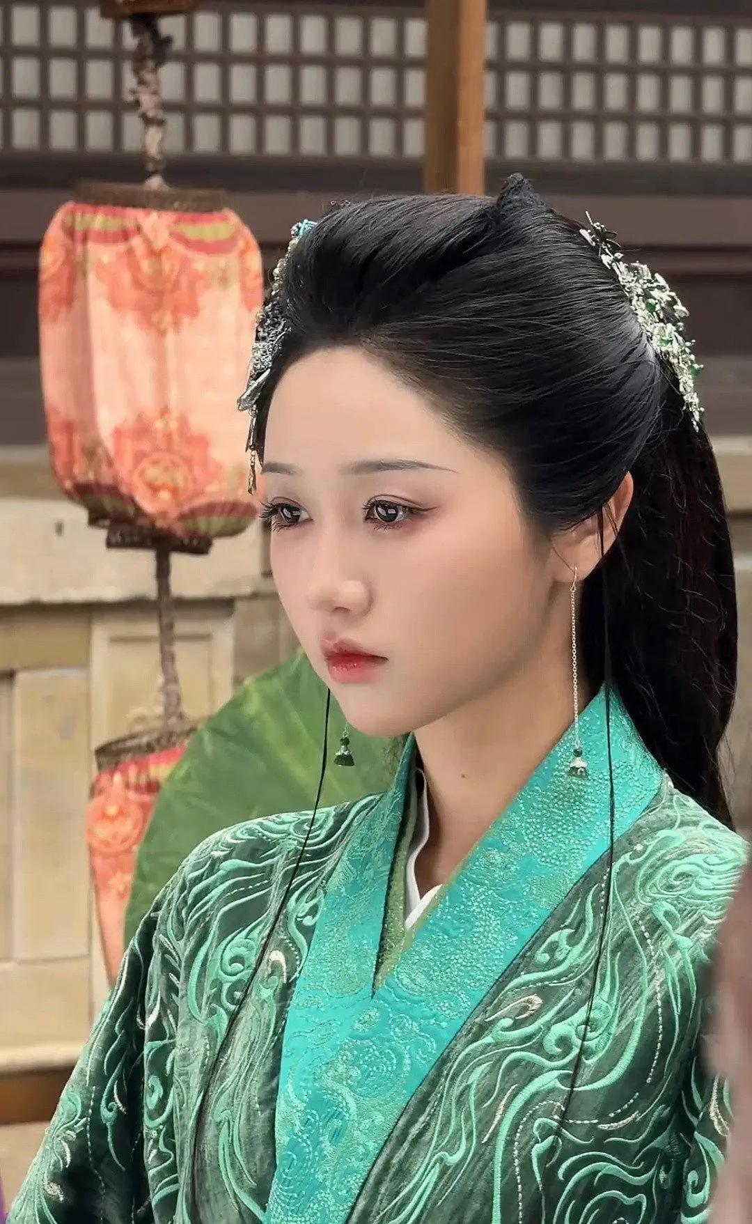 鞠婧祎的服化道搬到短剧女演员身上也不差呀